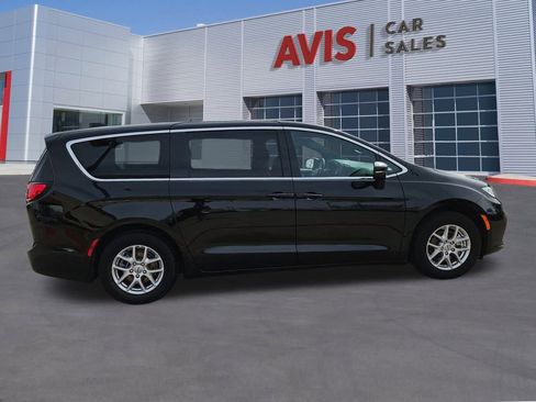 Used 2025 Chrysler Pacifica Select image 7