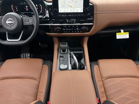 New 2025 Nissan Pathfinder Platinum image 4