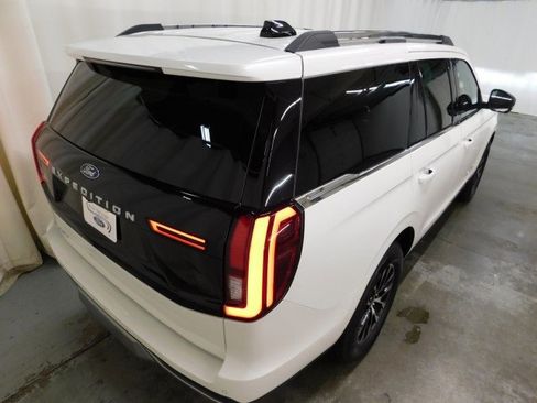 New 2025 Ford Expedition Platinum image 3