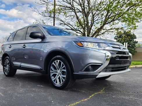 Used 2018 Mitsubishi Outlander ES image 2
