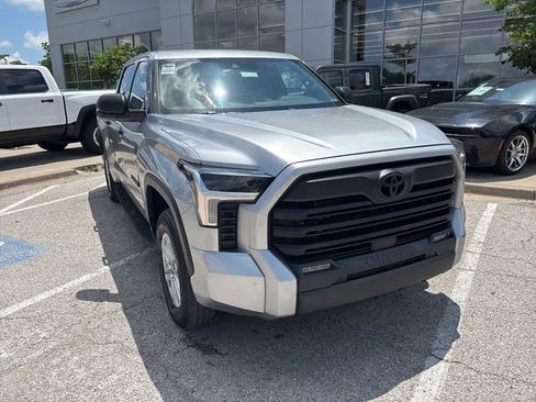Used 2022 Toyota Tundra SR5 w/ SR5 Convenience Package AWD/4WD image 8