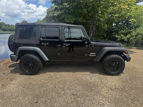 Used 2017 Jeep Wrangler Unlimited Sport AWD/4WD image 3