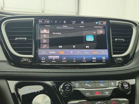 New 2027 Chrysler Pacifica Limited w/ Family Tech Group AWD/4WD image 23