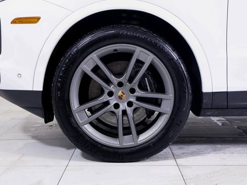 Used 2025 Porsche Cayenne image 24