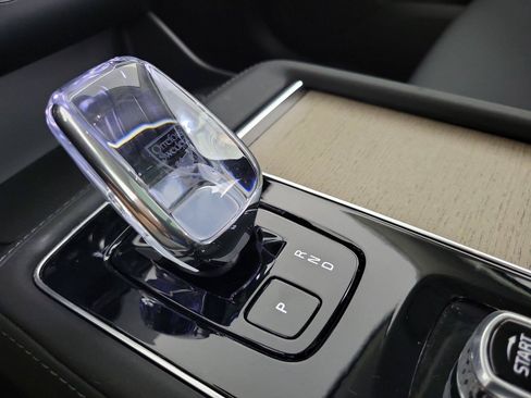 Used 2025 Volvo XC90 B6 Plus AWD/4WD image 32