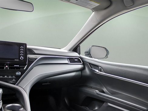 Used 2021 Toyota Camry SE image 17