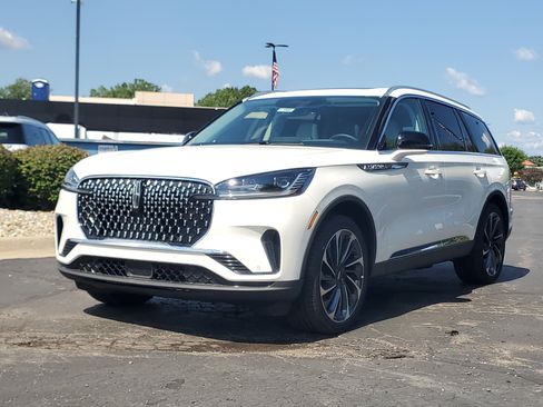 New 2026 Lincoln Aviator Reserve AWD/4WD image 2