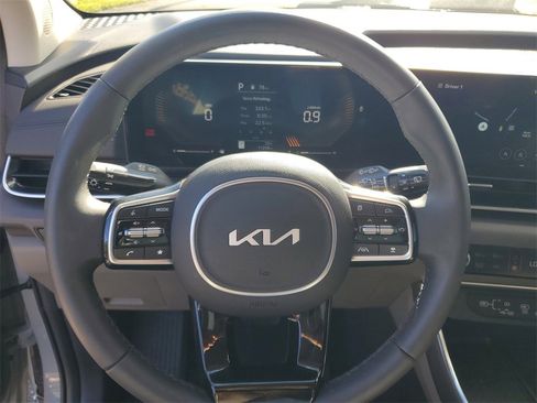 Used 2025 Kia Carnival EX image 10