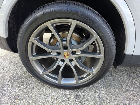 Used 2021 Porsche Cayenne S AWD/4WD image 9