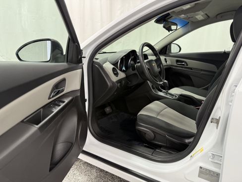 Used 2011 Chevrolet Cruze LS image 11