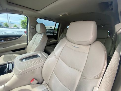 Used 2018 Cadillac Escalade ESV Luxury AWD/4WD image 21