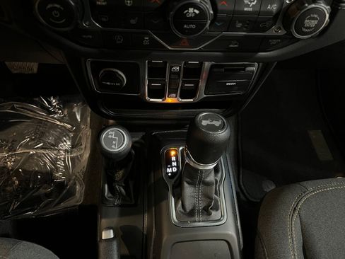 Used 2025 Jeep Wrangler Unlimited Sahara AWD/4WD image 41