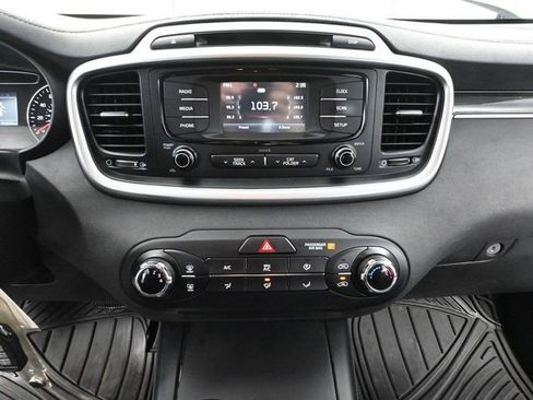 Used 2016 Kia Sorento LX image 28