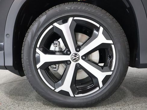 New 2025 Volkswagen Tiguan SE image 5
