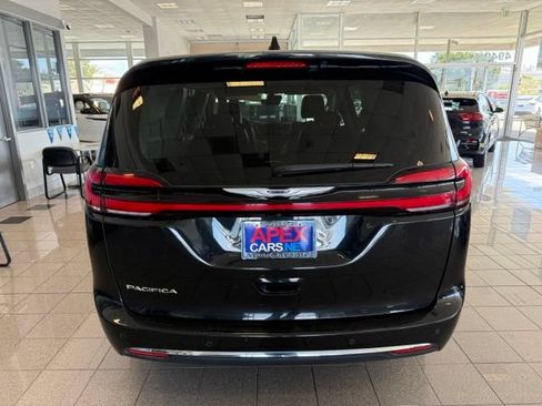 Used 2023 Chrysler Pacifica Touring-L FWD image 4
