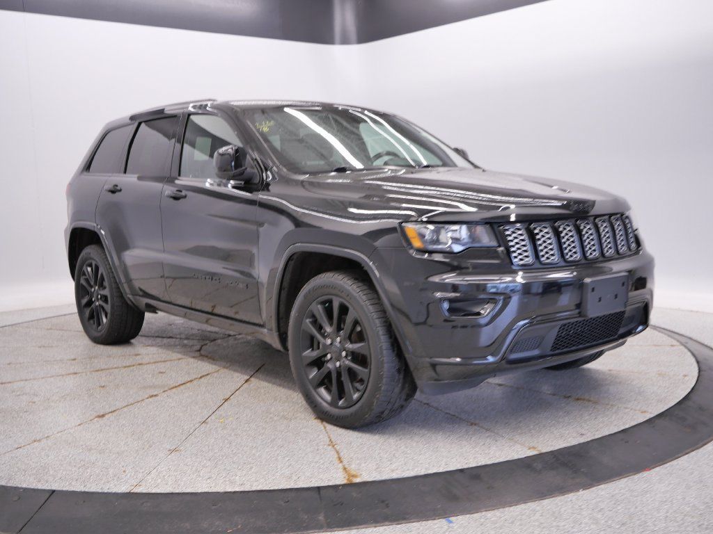 Used 2018 Jeep Grand Cherokee Altitude AWD/4WD image 3
