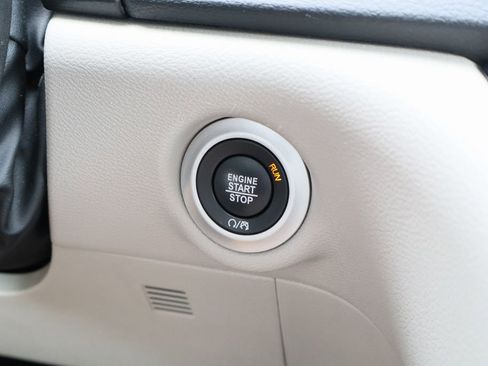 Used 2023 Chrysler Pacifica Touring-L FWD image 18