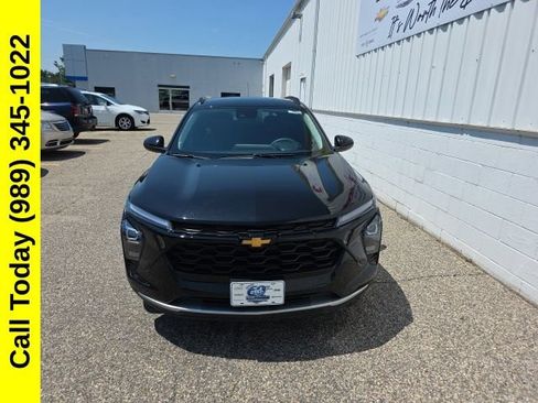 Used 2025 Chevrolet Trax LT FWD image 2