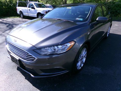 Used 2017 Ford Fusion SE FWD image 4