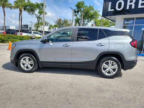 Used 2024 GMC Terrain SLE FWD image 8