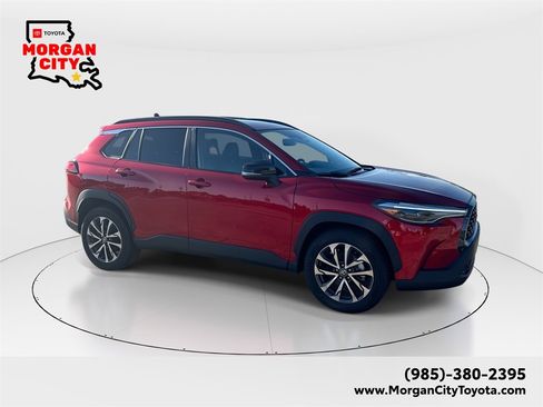 Used 2025 Toyota Corolla Cross XLE image 1