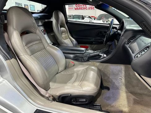 Used 2001 Chevrolet Corvette Convertible w/ Preferred Equipment Group2 RWD image 9
