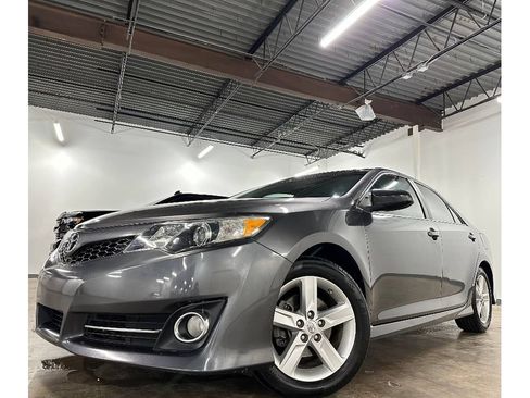 Used 2014 Toyota Camry SE FWD image 1
