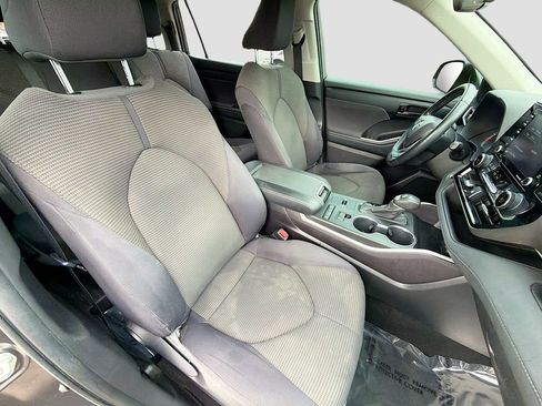 Used 2022 Toyota Highlander LE image 15