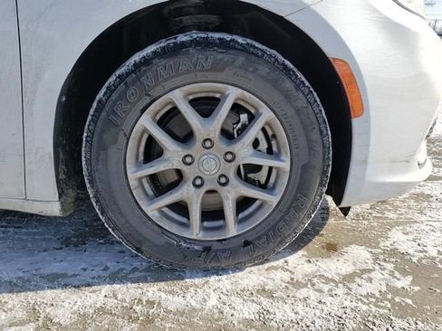 Used 2024 Chrysler Pacifica Touring-L image 28