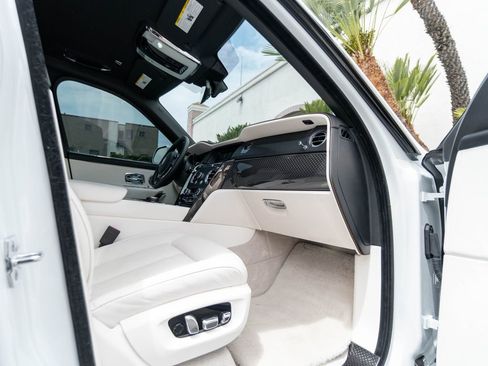 Used 2022 Rolls-Royce Cullinan Black Badge w/ Dark Exterior Package AWD/4WD image 33