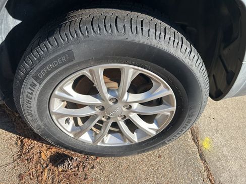 Used 2019 Jeep Cherokee Latitude w/ Cold Weather Group image 11