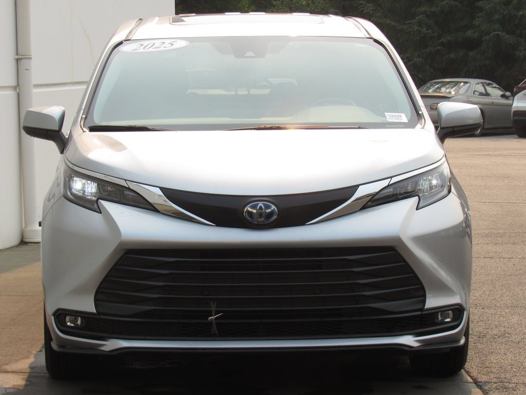 Certified 2025 Toyota Sienna XLE FWD image 3