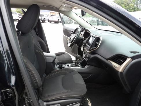 Used 2017 Jeep Cherokee Latitude FWD image 31
