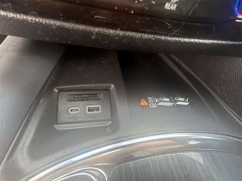 Used 2023 Buick Enclave Essence image 33