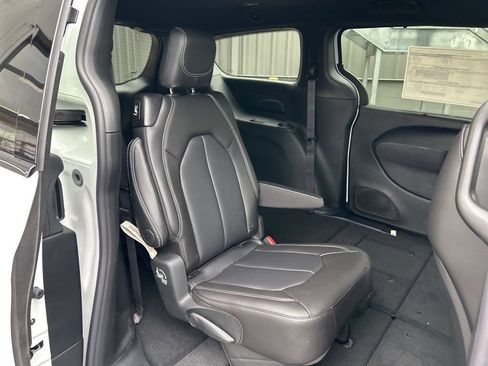 New 2026 Chrysler Pacifica Select AWD/4WD image 39