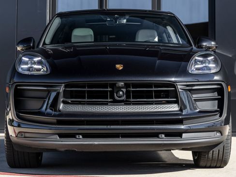 Certified 2023 Porsche Macan image 8