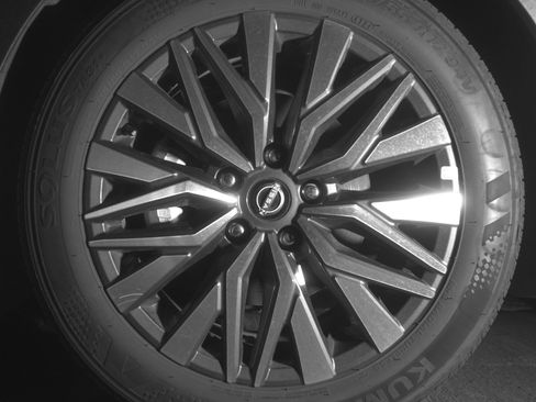 Used 2025 Nissan Altima 2.5 SV FWD image 12