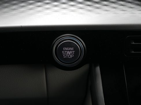 Certified 2024 Kia Carnival LX image 29