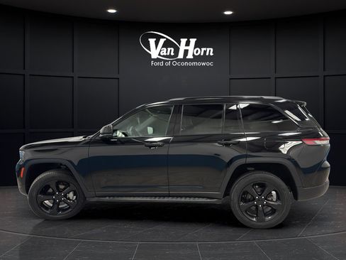 Used 2024 Jeep Grand Cherokee Limited w/ Luxury Tech Group II AWD/4WD image 4