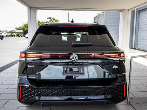 Certified 2025 Volkswagen Tiguan SE R-Line FWD image 17