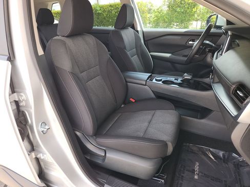 Used 2025 Nissan Rogue SV AWD/4WD image 16