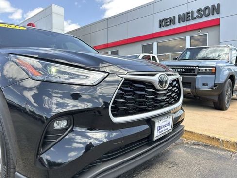 Used 2025 Toyota Highlander XLE AWD/4WD image 4