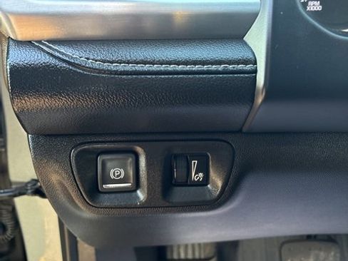 Used 2023 GMC Acadia SLE w/ Driver Convenience Package image 12