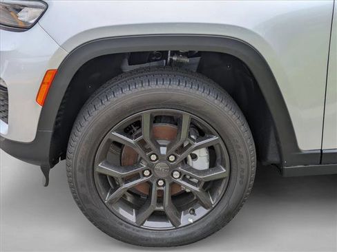 New 2025 Jeep Grand Cherokee Limited w/ Trailer Tow Package AWD/4WD image 10