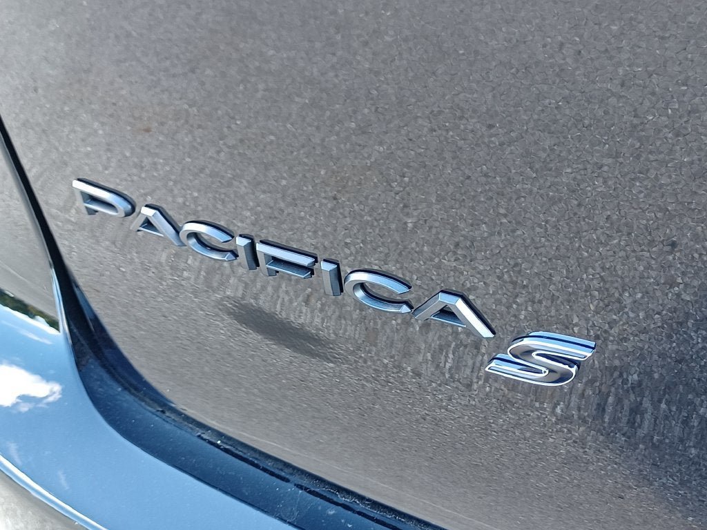 New 2027 Chrysler Pacifica Limited w/ Family Tech Group AWD/4WD image 31