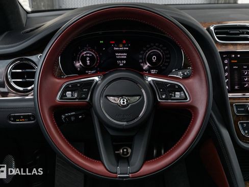 Used 2025 Bentley Bentayga image 24