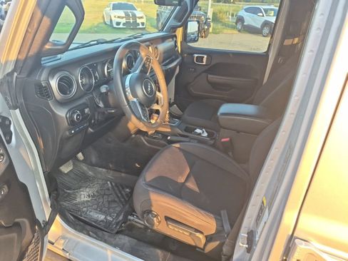 Used 2023 Jeep Wrangler Unlimited Rubicon 4xe AWD/4WD image 13