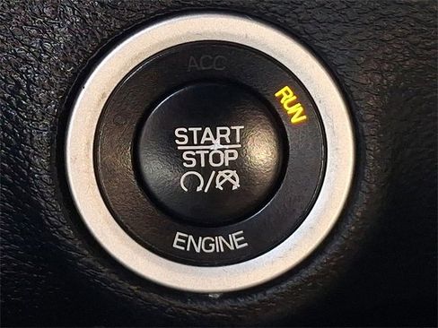 Used 2015 Dodge Challenger SXT image 25