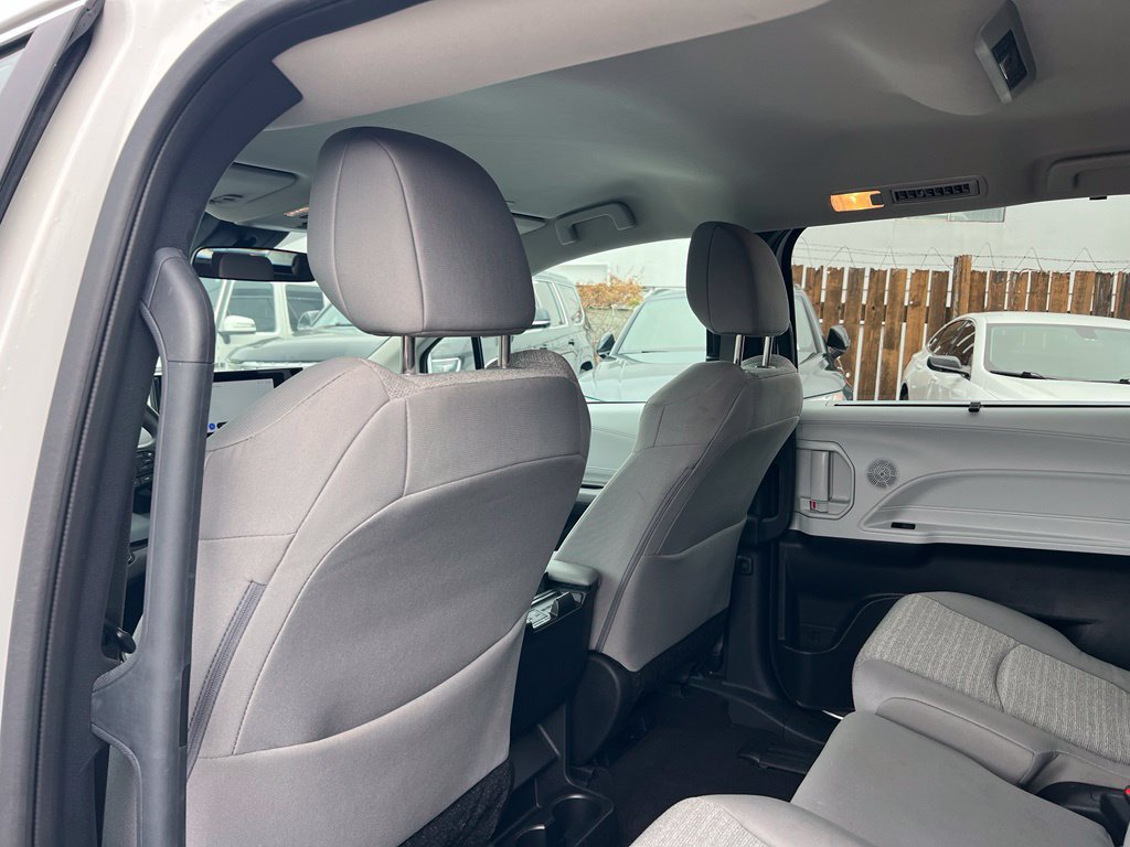 Used 2025 Toyota Sienna LE FWD image 14