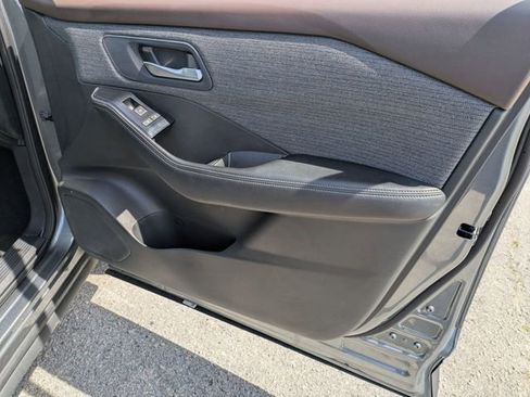 Used 2023 Nissan Rogue SV image 31